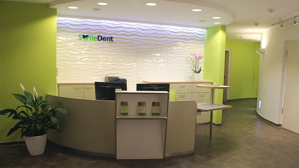 Empfangsbereich der Zahnarztpraxis SmileDent Berlin